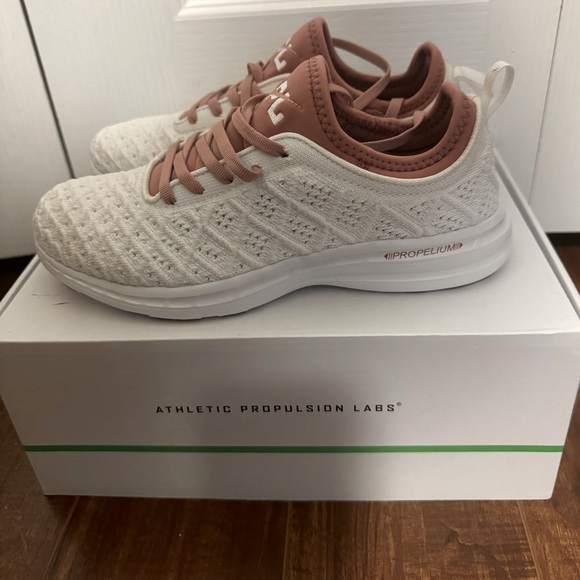 🎀🍒✨BRAND NEW APL SNEAKERS✨🍒🎀 - Picture 1 of 8